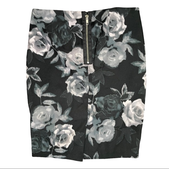 🚫Floral Pencil Skirt🚫SOLD🚫 - Picture 3 of 4